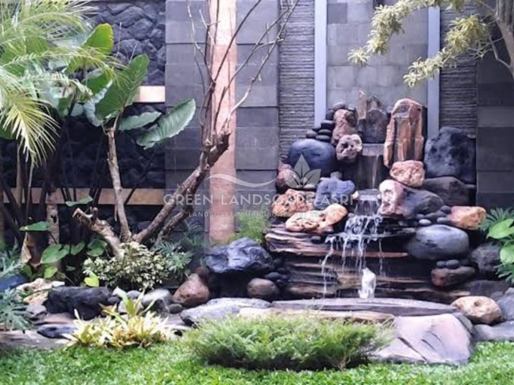 relief kolam taman rumah