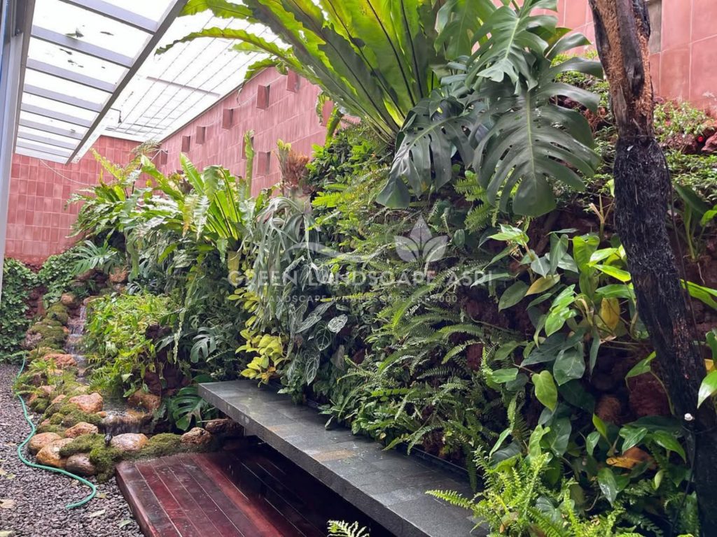 hiasan relief kolam tebing