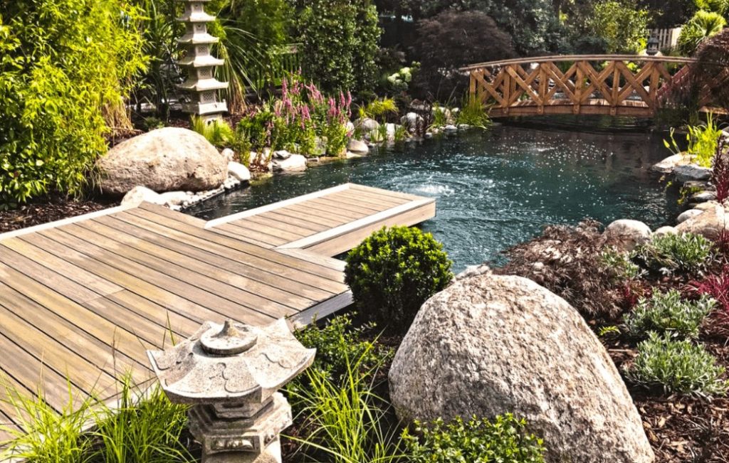 Kolam Taman dengan Jembatan Kayu