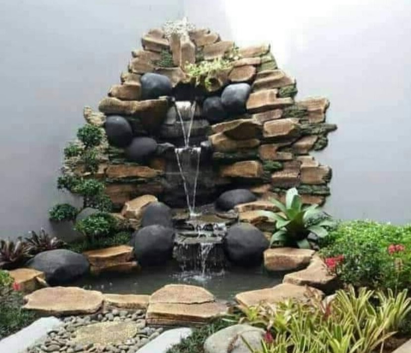 Taman dengan Air Terjun Mini