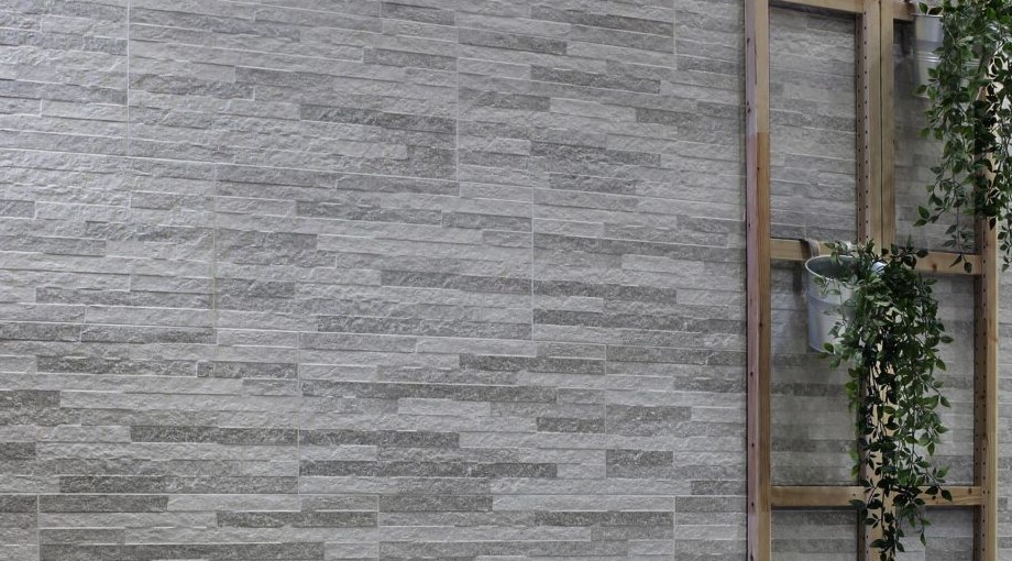 Batu Alam Dinding Belakang Rumah untuk Efek Natural Elegan