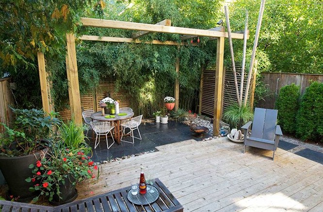 Decking Kayu Belakang Rumah yang Tahan Cuaca dan Indah