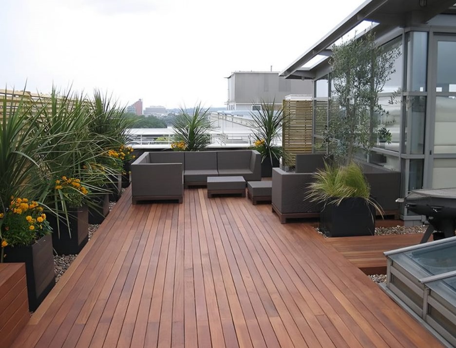 Decking Kayu di Teras Kantor untuk Sentuhan Hangat