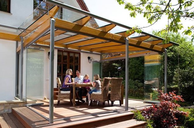 Kanopi Taman dari Kayu dan Kaca untuk Area Teduh dan Modern