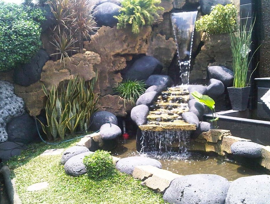 Memadukan Relief Batu pada Kolam Belakang Rumah