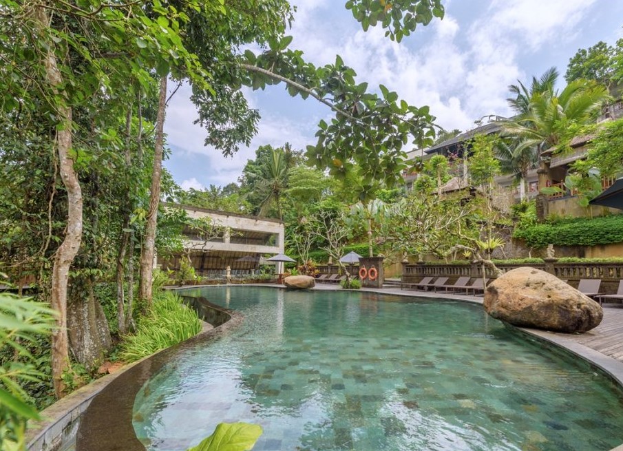 Menyelaraskan Kolam Renang dengan Area Taman Hijau