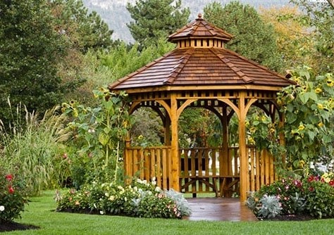 Saung Belakang Rumah Sebagai Ruang Berkumpul Santai