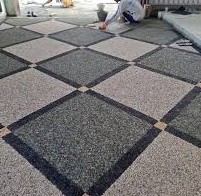 Sentuhan Batu Sikat di Jalur Setapak Menuju Taman Depan